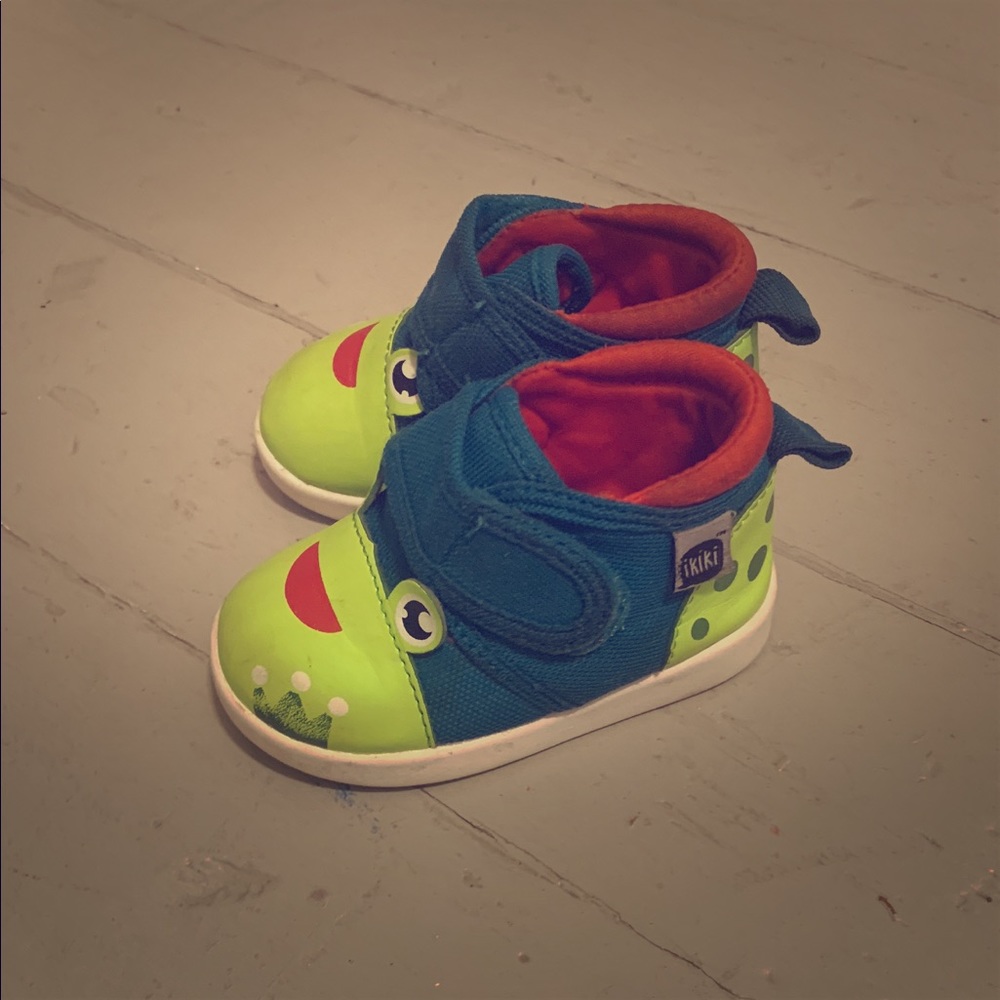 Ikiki Toddler Frog Squeaker Shoes size 4